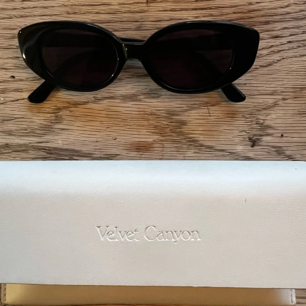 velvet canyon la plage Chic Black Oval Sunglasses - Picture 5 of 7